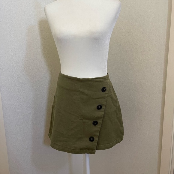 Harper Heritage Olive green skirt with buttons in a size Medium - Picture 2 of 9